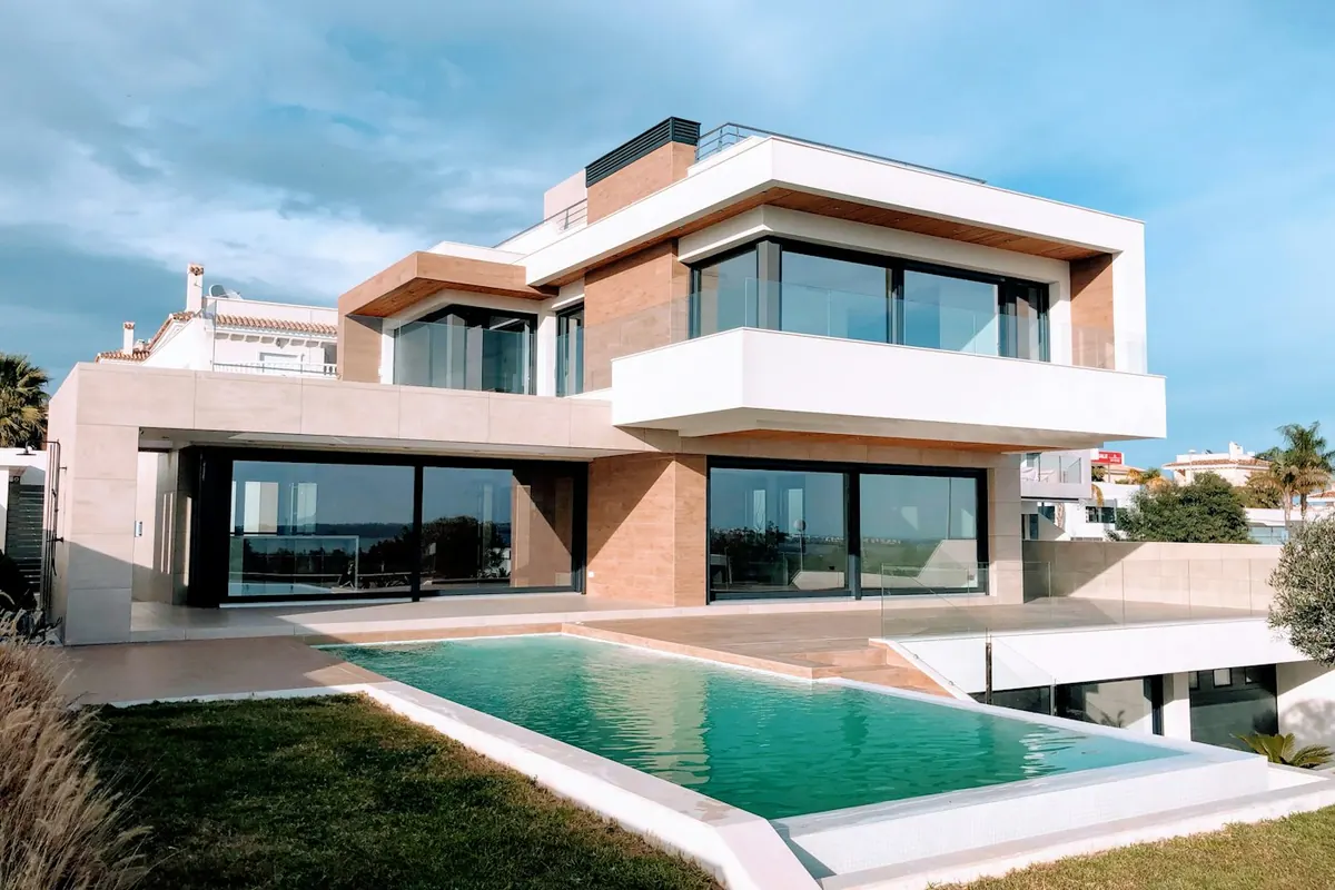 Modern villa with a swimming pool in Dubai