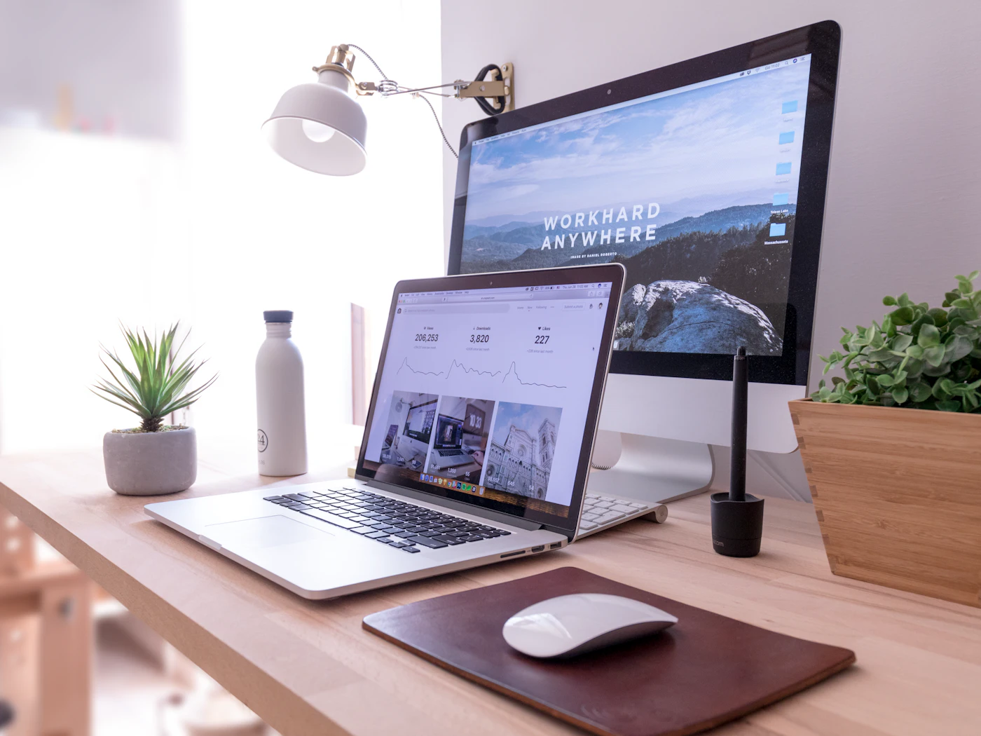 مشروع تصميم موقع على حاسوب محمول وشاشة مكتبية